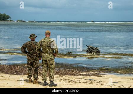 US Marine Corps Col. Michael Nakonieczny, 31. Marine Expeditionary Unit (MEU) Kommandant, und US Navy Capt. Brian Schrum, Kommandant Officer der USS New Orleans (LPD 18), stehen am Strand auf der Insel Peleliu in der Republik Palau, 3. März 2021. Die 31. MEU ist an Bord von Schiffen der Amphibiengeschwader 11 im Einsatzgebiet der 7. Flotte tätig, um die Interoperabilität mit Verbündeten und Partnern zu verbessern und als einsatzbereite Einsatztruppe für den Frieden und die Stabilität in der Region Indo-Pazifik zu dienen. Stockfoto