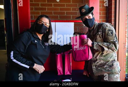 Ein USO-Freiwilliger überreicht einem Soldaten der US-Armee ein Pflegepaket für den Internationalen Frauentag 2021 auf der Joint Base Langley-Eustis, Virginia, 3. März 2021. Die Pakete wurden mit Artikeln gefüllt, um eine virtuelle Videokonferenz zur Selbstversorgung am 7. März 2021 vorzubereiten. Stockfoto