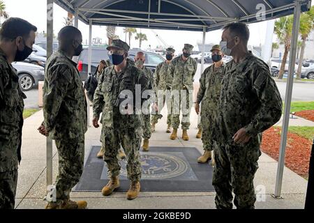 210303-N-AW702-0002 MAYPORT, Florida (März 3, 2021) Adm. Mike Gilday, Chief of Naval Operations (CNO), wird vom Kommandomeister-Chef Ervin Byrd vom U.S. Naval Forces Southern Command/U.S. begrüßt 4. Flotte, für einen Büroanruf während eines Besuchs in Naval Station Mayport, 3. März 2021. U.S. Naval Forces Southern Command/U.S. Die vierte Flotte unterstützt die gemeinsamen und kombinierten militärischen Operationen von USSOUTHCOM durch den Einsatz von Seekräften in kooperativen Seesicherheitsoperationen, um den Zugang zu erhalten, die Interoperabilität zu verbessern und dauerhafte Partnerschaften aufzubauen, die die regionale Sicherheit fördern und Frieden und Stabilität fördern Stockfoto