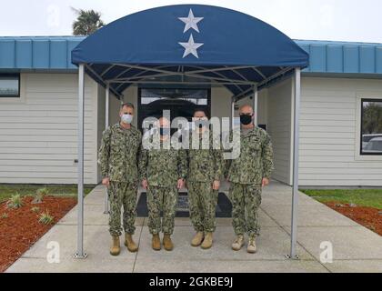 210303-N-AW702-0001 MAYPORT, Florida (März 3, 2021) Adm Hinten. Donald Gabrielson, Commander, U.S. Naval Forces Southern Command/U.S. 4. Flotte, ADM. Mike Gilday, Chief of Naval Operations (CNO), Rear ADM. Brad Cooper, Commander, Naval Surface Force, Atlantic und Rear ADM. Brendan McLane, Sonderassistent des Kommandanten, U.S. Fleet Forces, posiert für ein Foto während des Besuches der CNO in der Naval Station Mayport, 3. März 2021. U.S. Naval Forces Southern Command/U.S. 4. Flotte unterstützt gemeinsame und kombinierte Militäroperationen von USSOUTHCOM durch den Einsatz maritimer Kräfte in kooperativen maritimen Sicherheitsoperationen Stockfoto