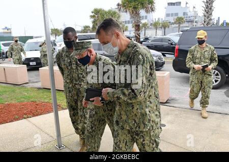 210303-N-AW702-0002 MAYPORT, Florida (März 3, 2021) Adm Hinten. Donald Gabrielson, Commander, U.S. Naval Forces Southern Command/U.S. 4. Flotte, begrüßt ADM. Mike Gilday, Chief of Naval Operations (CNO), für einen Büroanruf während eines Besuchs der Marinestation Mayport, 3. März 2021. U.S. Naval Forces Southern Command/U.S. Die vierte Flotte unterstützt die gemeinsamen und kombinierten Militäroperationen von USSOUTHCOM durch den Einsatz von Seekräften in kooperativen Seesicherheitsoperationen, um den Zugang zu erhalten, die Interoperabilität zu verbessern und dauerhafte Partnerschaften aufzubauen, die die regionale Sicherheit fördern und Frieden und Stabilität fördern Stockfoto