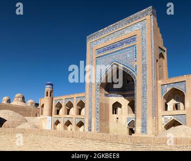 Alloquli Khan Medressa in Itchan Kala (Ichon Qala) - Chiwa (Chiva, Heva, Xiva, Chiwa, Khiveh) - Provinz Xorazm - Usbekistan - Stadt an der Seidenstraße Stockfoto