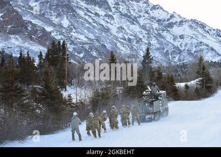 Soldaten des 1. Bataillons, 501st Fallschirmjäger-Regiment skijour hinter einem kleinen Einheiten-Unterstützungsfahrzeug als Teil der United States Army Alaska Winter Games 4. März 2021 auf dem Black Rapids Training Site. Als amerikanische Arctic Warriors und die US-Armee-Experten für das Überleben, den Betrieb, den Kampf und den Sieg in extrem kalten Wetter- und Höhenlagen sind alle während der Spiele getesteten Fähigkeiten für die Fähigkeiten des USARAK Soldier von entscheidender Bedeutung. Diese Spiele bestätigen die Expertise der Soldaten und setzen einen Maßstab für Exzellenz für alle Arktischen Krieger. (Foto der Armee/John Pennell) Stockfoto