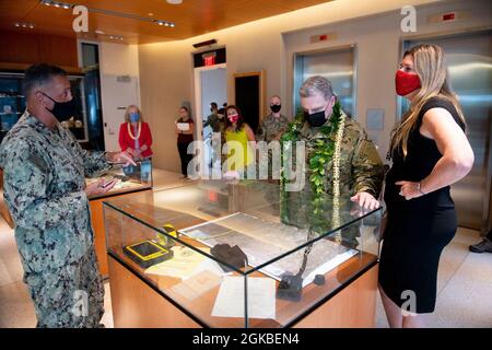 Der Vorsitzende der Joint Chiefs of Staff U.S. Army General Mark A. Milley und seine Gattin Hollyanne Milley besichtigen die Einrichtung der Verteidigungsgefangenen/MIA Accounting Agency (DPAA) auf der Joint Base Pearl Harbor-Hickam, Hawaii, 4. März 2021. Die Mission der DPAA ist es, die bestmögliche Rechenschaft über vermisste und nicht bilanzierte US-Mitarbeiter für ihre Familien und unser Land zu erlangen. Stockfoto