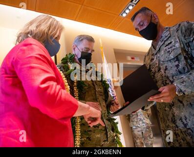 Deputy Director for Operations, U.S. Navy Rear ADM, Defense POW/MIA Accounting Agency (DPAA). Darius Banaji präsentiert dem Vorsitzenden der Generalstabschefs der US-Armee, General Mark A. Milley, und seiner Gattin Hollyanne Milley ein Foto auf der DPAA, Joint Base Pearl Harbor-Hickam, Hawaii, 4. März 2021. Die Mission der DPAA ist es, die bestmögliche Rechenschaft über vermisste und nicht bilanzierte US-Mitarbeiter für ihre Familien und unser Land zu erlangen. Stockfoto