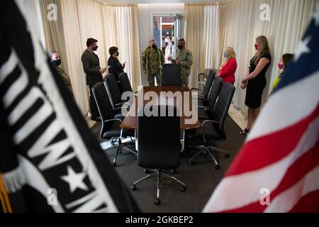 Der Vorsitzende der Joint Chiefs of Staff U.S. Army General Mark A. Milley und seine Gattin Hollyanne Milley besichtigen die Einrichtung der Verteidigungsgefangenen/MIA Accounting Agency (DPAA) auf der Joint Base Pearl Harbor-Hickam, Hawaii, 4. März 2021. Die Mission der DPAA ist es, die bestmögliche Rechenschaft über vermisste und nicht bilanzierte US-Mitarbeiter für ihre Familien und unser Land zu erlangen. Stockfoto