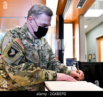 Der Vorsitzende des Joint of the Joint Chiefs of Staff, General der US-Armee, Mark A. Milley, unterschreibt das Besucherbuch während einer Führung bei der Defense POW/MIA Accounting Agency (DPAA) auf der Joint Base Pearl Harbor-Hickam, Hawaii, 4. März 2021. Während des Besuchs besichtigten Milley und seine Ehefrau Hollyanne Milley die Einrichtung und erhielten Briefings über die einzigartige Mission und Fähigkeiten von DPAA. Die Mission der DPAA ist es, die bestmögliche Rechenschaft über vermisste und nicht bilanzierte US-Mitarbeiter für ihre Familien und unser Land zu erlangen. Stockfoto