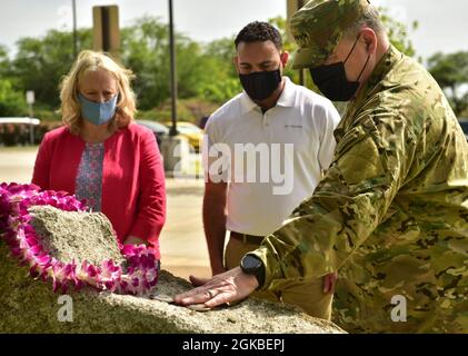 Der Vorsitzende der Generalstabschefs der US-Armee, General Mark A. Milley, und seine Gattin Hollyanne Milley, nehmen an einer lei-Zeremonie während eines Besuches in der Einrichtung der Verteidigungsgefangenen/MIA Accounting Agency (DPAA) auf der gemeinsamen Basis Pearl Harbor-Hickam, Hawaii, 4. März 2021 Teil. Die Mission der DPAA ist es, die bestmögliche Rechenschaft über vermisste und nicht bilanzierte US-Mitarbeiter für ihre Familien und unser Land zu erlangen. Stockfoto