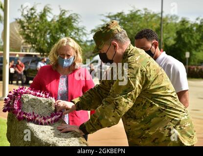 Der Vorsitzende der Generalstabschefs der US-Armee, General Mark A. Milley, und seine Gattin Hollyanne Milley, nehmen an einer lei-Zeremonie während eines Besuches in der Einrichtung der Verteidigungsgefangenen/MIA Accounting Agency (DPAA) auf der gemeinsamen Basis Pearl Harbor-Hickam, Hawaii, 4. März 2021 Teil. Die Mission der DPAA ist es, die bestmögliche Rechenschaft über vermisste und nicht bilanzierte US-Mitarbeiter für ihre Familien und unser Land zu erlangen Stockfoto