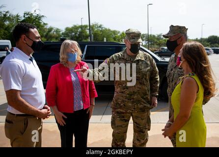 Deputy Director for Operations, U.S. Navy Rear ADM, Defense POW/MIA Accounting Agency (DPAA). Darius Banaji und seine Gattin Liz Banaji begrüßen den Vorsitzenden des Joint of the Joint Chiefs of Staff, General Mark A. Milley der US-Armee, und seine Gattin Hollyanne Milley, Joint Base Pearl Harbor-Hickam, Hawaii, 4. März 2021. Die Mission der DPAA ist es, die bestmögliche Rechenschaft über vermisste und nicht bilanzierte US-Mitarbeiter für ihre Familien und unser Land zu erlangen. Stockfoto