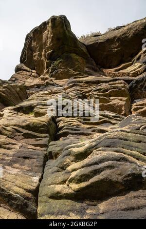 The Worm Stones, ein Grabstein in den Hügeln oberhalb von Glossop am High Peak, Derbyshire, England. Heidekraut blüht auf den Mooren unten. Stockfoto