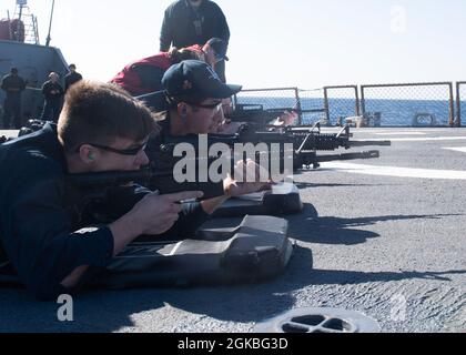 210304-N-RG171-0135 MITTELMEER (MÄRZ 4, 2021) Matrosen an Bord des Arleigh Burke-Klasse Lenkrakenzerstörers USS Donald Cook (DDG 75) nehmen am 3. März 2021 an einer Live-Feuerübung Teil. Donald Cook, der im spanischen Rota stationiert ist, ist auf Patrouille im Einsatzgebiet der Sechsten Flotte der USA, um regionale Verbündete und Partner sowie die nationale Sicherheit der USA in Europa und Afrika zu unterstützen. Stockfoto