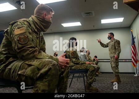 US Air Force Chief Master Sgt. Brian Kruzelnick, Kommandochef des Air Mobility Command, gibt Airmen während eines alleinstehenden Junioraufrufs auf der Fairchild Air Force Base, Washington, am 4. März 2021 einen Mentorbrief. Junior-besetzte Boombetreiber, Sicherheitsverteidiger und Wartungsflieger hatten die Möglichkeit, mit Kruzelnick zu sitzen, um ihre Auswirkungen auf die AMC-Mission zu diskutieren. Stockfoto