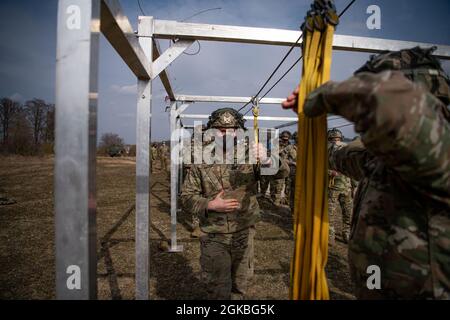 Ein Fallschirmjäger der US-Armee, der dem 2. Bataillon, dem 503. Fallschirmjäger-Regiment, der 173. Luftbrigade, zugewiesen wurde, geht in Richtung seiner Sicherheit, um seine statische Linie während eines anhaltenden Flugtrainings im Rahmen der Übung Rock Topside II am 4. März 2021 im Joint Multinary Readiness Center in Hohenfels, Deutschland, abzulegen. Die 173. Airborne Brigade ist die Notfalleinsatztruppe der US-Armee in Europa und stellt schnell einsatzfähige Streitkräfte für die verantwortlichen Bereiche der Vereinigten Staaten in Europa, Afrika und Central Command bereit. Die Brigade, die in ganz Italien und Deutschland eingesetzt wird, trainiert routinemäßig entlang Stockfoto