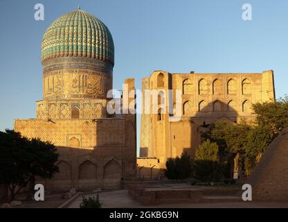 Abendansicht von der Bibi-Khanym Moschee - Registan - Samarkand - Usbekistan Stockfoto