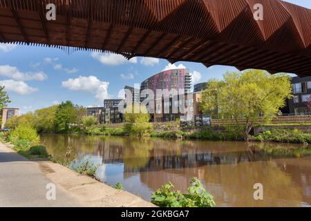 Aire Lofts, ein umweltfreundliches Wohngebiet im Leeds Climate Innovation District neben dem Fluss Aire Stockfoto