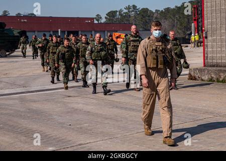 U.S. Marine Corps CPL. Zachary Harris, ein Chef der Amphibienfahrzeug-Besatzung bei Alpha Company, 2nd Assault Amphibian Battalion, 2nd Marine Division (2d MARDIV), führt die Royal Dutch Marines mit dem 32. Raiding Squadron, nachdem er in Angriffs-Amphibienfahrzeugen auf Camp Lejeune, N.C., 4. März 2021 gefahren ist. Diese Ausstellung zeigte die Fähigkeiten der Fahrzeuge und war das erste Ereignis einer bilateralen Ausbildungsentwicklung zwischen dem 2. Aufklärungsbataillon, 2d MARDIV und dem niederländischen Marine Corps. Bei der Schulung handelt es sich um eine fortlaufende bilaterale Operation, die die Interoperabilität zwischen den beiden Anzählungen erhöht Stockfoto