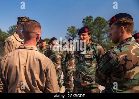 U.S. Marines with Alpha Company, 2nd Assault Amphibian Bataillon, 2nd Marine Division (2d MARDIV) diskutieren mit Royal Dutch Marines mit der 32. Raiding Squadron auf Camp Lejeune, N.C., die Fähigkeiten von 2d MARDIVs Angriffs-Amphibienfahrzeugen. 4. März 2021. Diese Ausstellung war die erste Veranstaltung eines bilateralen holländischen Trainings zwischen dem 2. Aufklärungsbataillon, 2d MARDIV und dem niederländischen Marine Corps. Die Schulung ist eine laufende bilaterale Operation, die die Interoperabilität zwischen den beiden Ländern in verschiedenen Umgebungen verbessert. Stockfoto