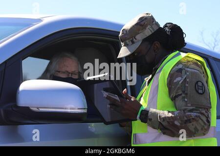 Fünfzig Soldaten der Nationalgarde von North Carolina entsenden zur COVID-19-Operation in Raleigh, North Carolina, 4. März 2021. Die Soldaten, die dem Kampfteam der 30. Panzerbrigade der NCNG und der 113. Nachhaltigkeitsbrigade zugeteilt wurden, leiteten den Fahrzeugverkehr und leistten logistische und administrative Unterstützung für das Notfallmanagement des Bezirks Wake und die Freiwilligen. Stockfoto