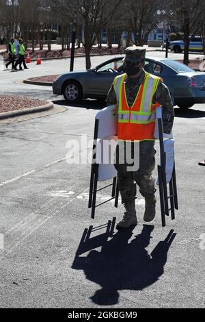 Fünfzig Soldaten der Nationalgarde von North Carolina entsenden zur COVID-19-Operation in Raleigh, North Carolina, 4. März 2021. Die Soldaten, die dem Kampfteam der 30. Panzerbrigade der NCNG und der 113. Nachhaltigkeitsbrigade zugeteilt wurden, leiteten den Fahrzeugverkehr und leistten logistische und administrative Unterstützung für das Notfallmanagement des Bezirks Wake und die Freiwilligen. Stockfoto