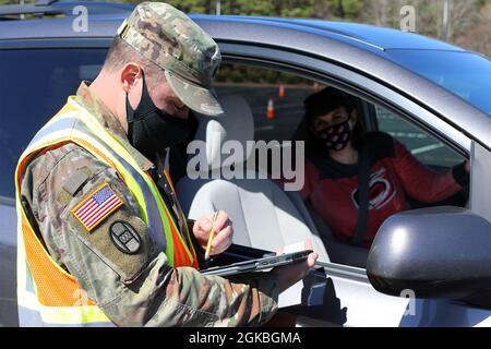 Fünfzig Soldaten der Nationalgarde von North Carolina entsenden zur COVID-19-Operation in Raleigh, North Carolina, 4. März 2021. Die Soldaten, die dem Kampfteam der 30. Panzerbrigade der NCNG und der 113. Nachhaltigkeitsbrigade zugeteilt wurden, leiteten den Fahrzeugverkehr und leistten logistische und administrative Unterstützung für das Notfallmanagement des Bezirks Wake und die Freiwilligen. Stockfoto