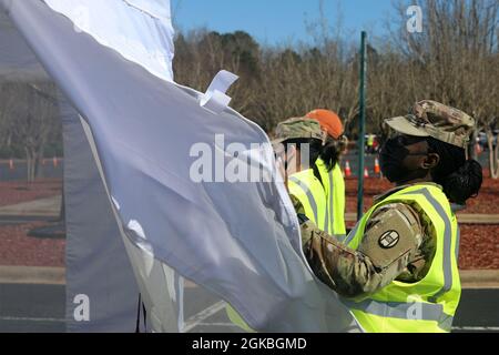 Fünfzig Soldaten der Nationalgarde von North Carolina entsenden zur COVID-19-Operation in Raleigh, North Carolina, 4. März 2021. Die Soldaten, die dem Kampfteam der 30. Panzerbrigade der NCNG und der 113. Nachhaltigkeitsbrigade zugeteilt wurden, leiteten den Fahrzeugverkehr und leistten logistische und administrative Unterstützung für das Notfallmanagement des Bezirks Wake und die Freiwilligen. Stockfoto