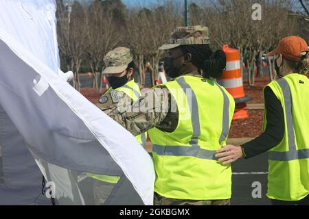 Fünfzig Soldaten der Nationalgarde von North Carolina entsenden zur COVID-19-Operation in Raleigh, North Carolina, 4. März 2021. Die Soldaten, die dem Kampfteam der 30. Panzerbrigade der NCNG und der 113. Nachhaltigkeitsbrigade zugeteilt wurden, leiteten den Fahrzeugverkehr und leistten logistische und administrative Unterstützung für das Notfallmanagement des Bezirks Wake und die Freiwilligen. Stockfoto