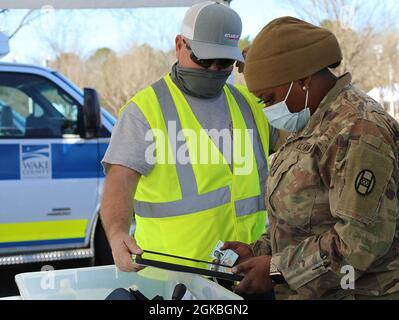 Fünfzig Soldaten der Nationalgarde von North Carolina entsenden zur COVID-19-Operation in Raleigh, North Carolina, 4. März 2021. Die Soldaten, die dem Kampfteam der 30. Panzerbrigade der NCNG und der 113. Nachhaltigkeitsbrigade zugeteilt wurden, leiteten den Fahrzeugverkehr und leistten logistische und administrative Unterstützung für das Notfallmanagement des Bezirks Wake und die Freiwilligen. Stockfoto