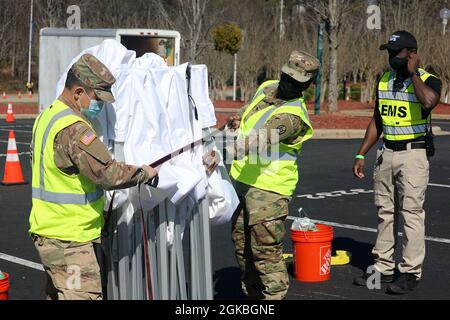 Fünfzig Soldaten der Nationalgarde von North Carolina entsenden zur COVID-19-Operation in Raleigh, North Carolina, 4. März 2021. Die Soldaten, die dem Kampfteam der 30. Panzerbrigade der NCNG und der 113. Nachhaltigkeitsbrigade zugeteilt wurden, leiteten den Fahrzeugverkehr und leistten logistische und administrative Unterstützung für das Notfallmanagement des Bezirks Wake und die Freiwilligen. Stockfoto