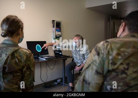 Chris Bandy, MD Fellow, American College of Surgeons, Leiter des Traumas am Kaiser permanente Vacaville Medical Center, zeigt auf einen CT-Scan am 4. März 2021 auf der Travis Air Force Base, Kalifornien. Medizinische Bewohner, die dem David Grant USAF Medical Center zugewiesen wurden, nahmen an einer Behindertenstation Teil, um traumatische Hirnverletzungen eines Patienten zu identifizieren. Stockfoto