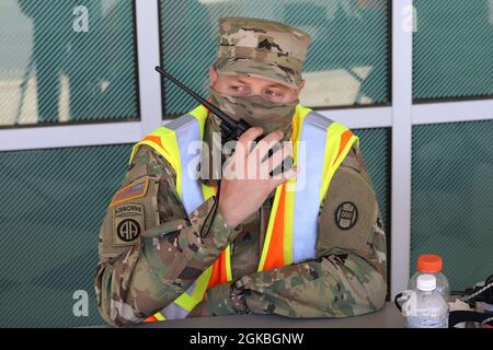 Fünfzig Soldaten der Nationalgarde von North Carolina entsenden zur COVID-19-Operation in Raleigh, North Carolina, 4. März 2021. Die Soldaten, die dem Kampfteam der 30. Panzerbrigade der NCNG und der 113. Nachhaltigkeitsbrigade zugeteilt wurden, leiteten den Fahrzeugverkehr und leistten logistische und administrative Unterstützung für das Notfallmanagement des Bezirks Wake und die Freiwilligen. Stockfoto