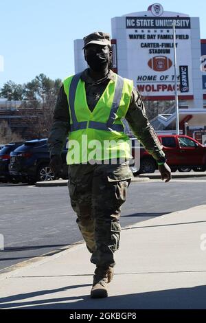 Fünfzig Soldaten der Nationalgarde von North Carolina entsenden zur COVID-19-Operation in Raleigh, North Carolina, 4. März 2021. Die Soldaten, die dem Kampfteam der 30. Panzerbrigade der NCNG und der 113. Nachhaltigkeitsbrigade zugeteilt wurden, leiteten den Fahrzeugverkehr und leistten logistische und administrative Unterstützung für das Notfallmanagement des Bezirks Wake und die Freiwilligen. Stockfoto