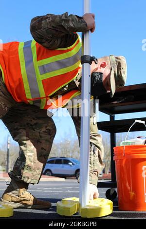 Fünfzig Soldaten der Nationalgarde von North Carolina entsenden zur COVID-19-Operation in Raleigh, North Carolina, 4. März 2021. Die Soldaten, die dem Kampfteam der 30. Panzerbrigade der NCNG und der 113. Nachhaltigkeitsbrigade zugeteilt wurden, leiteten den Fahrzeugverkehr und leistten logistische und administrative Unterstützung für das Notfallmanagement des Bezirks Wake und die Freiwilligen. Stockfoto