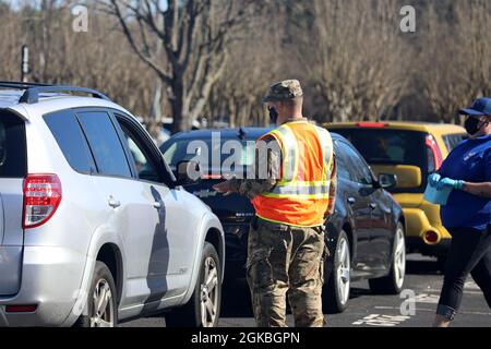 Fünfzig Soldaten der Nationalgarde von North Carolina entsenden zur COVID-19-Operation in Raleigh, North Carolina, 4. März 2021. Die Soldaten, die dem Kampfteam der 30. Panzerbrigade der NCNG und der 113. Nachhaltigkeitsbrigade zugeteilt wurden, leiteten den Fahrzeugverkehr und leistten logistische und administrative Unterstützung für das Notfallmanagement des Bezirks Wake und die Freiwilligen. Stockfoto