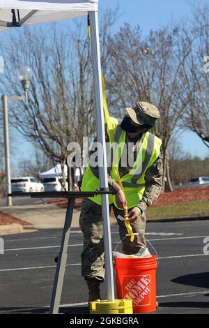 Fünfzig Soldaten der Nationalgarde von North Carolina entsenden zur COVID-19-Operation in Raleigh, North Carolina, 4. März 2021. Die Soldaten, die dem Kampfteam der 30. Panzerbrigade der NCNG und der 113. Nachhaltigkeitsbrigade zugeteilt wurden, leiteten den Fahrzeugverkehr und leistten logistische und administrative Unterstützung für das Notfallmanagement des Bezirks Wake und die Freiwilligen. Stockfoto