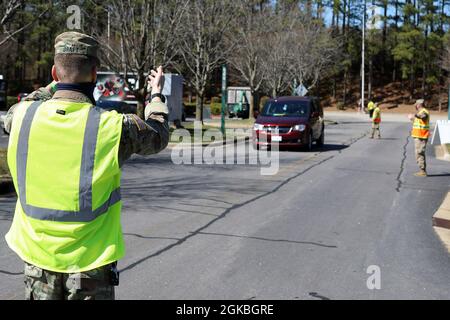 Fünfzig Soldaten der Nationalgarde von North Carolina entsenden zur COVID-19-Operation in Raleigh, North Carolina, 4. März 2021. Die Soldaten, die dem Kampfteam der 30. Panzerbrigade der NCNG und der 113. Nachhaltigkeitsbrigade zugeteilt wurden, leiteten den Fahrzeugverkehr und leistten logistische und administrative Unterstützung für das Notfallmanagement des Bezirks Wake und die Freiwilligen. Stockfoto