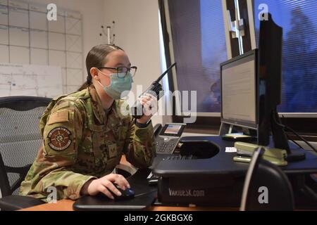 US Air Force Staff Sgt. Amber Evans, der für das 86. Vehicle Readiness Squadron Ground Transportation Operations Center verantwortliche Assistent, arbeitet im 86. VRS Ground Transport Dispatch Center auf dem Ramstein Air Base, Deutschland, 4. März 2021. Als das Bodentransportoperationszentrum NCOIC vorübergehend eingesetzt wurde, wurde Evans ausgewählt, den Abschnitt als Interims-NCOIC zu leiten. Stockfoto