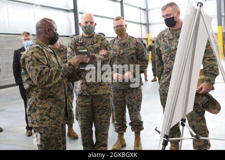 Der 38. Kommandant des Marine Corps, General David H. Berger, wird von SgtMaj Jeffrey A. Young, Marine Corps Logistics Base, Albany, GA, Sergeant Major, März 04, 2021. Zweck des Besuchs war es, die Einrichtungen zu besichtigen, um zu beobachten, wie die Installation die Modernisierungsbemühungen des Marine Corps unterstützen wird. Stockfoto