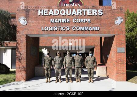 Der 38. Kommandant des Marine Corps, Gen. David H. Berger, besucht (von links nach rechts) Col Michael J. Fitzgerald, Maj. Gen. Joseph F. Shrader, Gen. David H. Berger, LT. Gen. Charles G. Chiarotti und Sgt. Maj. Michael J. Rowan, Marine Corps Logistics Base Albany, G.A., 04. März 2021. Der Zweck der Begehung bestand darin, die Einrichtungen zu besichtigen, um zu beobachten, wie die Installation die Modernisierungsbemühungen des Marine Corps unterstützen wird. Stockfoto