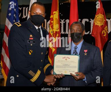 US Army Brig. General James M. Smith, Transportchef der US-Armee, überreicht die Bronzestarmedaille an Ronald Mallory, einen Vietnam-Kriegsveteranen, im U.S. Army Transportation Museum auf der Joint Base Langley-Eustis, Virginia, 4. März 2020. Mallory erhielt den Bronzestern für ein riskantes, aber lebensrettendes Manöver, das er vor 50 Jahren während einer Konvoi-Operation in Vietnam durchführte. Stockfoto