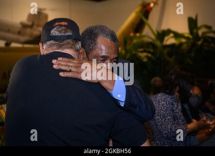 Ronald Mallory, ein Vietnam-Veteran und Bronzemedaillenpreisträger, umarmt Fred Carter, einen Mitveteranen, während einer Medaillenübergabe im U.S. Army Transportation Museum auf der Joint Base Langley-Eustis, Virginia, am 4. März 2020. Mallory und Carter kämpften am 23. Februar 1971 in derselben Schlacht an einem Khe-Pass in der Provinz Binh Dinh der ehemaligen Republik Vietnam. Stockfoto