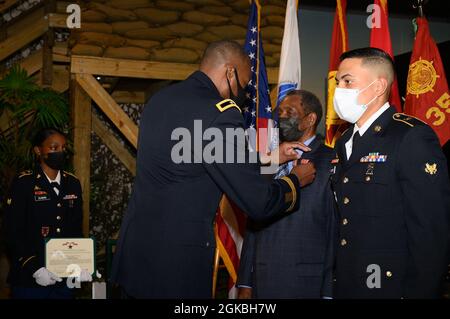 US Army Brig. General James M. Smith, Transportchef der US-Armee, pinnt Ronald Mallory, einen Vietnam-Kriegsveteranen, im U.S. Army Transportation Museum auf der gemeinsamen Basis Langley-Eustis, Virginia, die Bronzestarmedaille. 4. März 2020. Mallory diente als Waffenwagenfahrer im Vietnamkrieg und stieß auf einen feindlichen Hinterhalt an einem Khe-Pass in der Provinz Binh Dinh der ehemaligen Republik Vietnam. Stockfoto