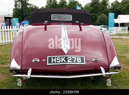 Rückansicht eines Red, 1938, Delahaye 135MS, ausgestellt in der Stil- und Eleganzabteilung der 30er Jahre der London Classic Car Show 2021. Stockfoto