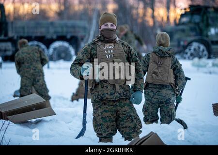 U.S. Marine Corps Lance CPL. Jake Whitney, ein Kfz-Wartungstechniker, posiert für ein Foto, während er während einer Überlebensübung bei kaltem Wetter in Fort Drum, New York, am 4. März 2021, einen Schneeschutz grub. Marines of Combat Logistics Bataillon 8 erleichtern Marines in der 2. Marine Logistics Group das Überleben bei kaltem Wetter und die Kurse für den Motortransport. Stockfoto