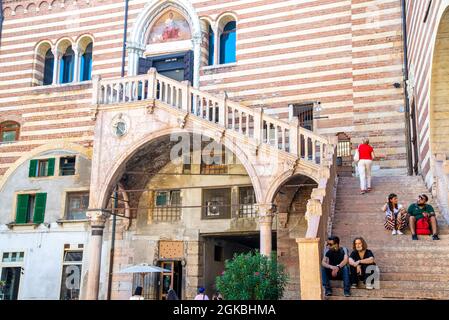 VERONA, ITALIEN - 18. Aug 2020: Eine Außentreppe auf einem historischen Gebäude, an einer Fassade, an der man sehen kann, dass das Gebäude neu aufgesetzt wurde Stockfoto