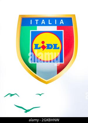 VERONA, ITALIEN - 18. Aug 2020: Das Lidl-Logo an einer Niederlassung in Italien, direkt an die Wand gemalt mit den italienischen Farben, dem Schriftzug, dem Logobild Stockfoto