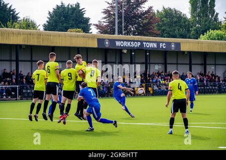 Worksop Town Football Club gegründet in 1861 Welten viertältesten Verein spielen Newport Pagnell Town in der 2021-21 FA Cup erste Qualifikationsrunde Stockfoto