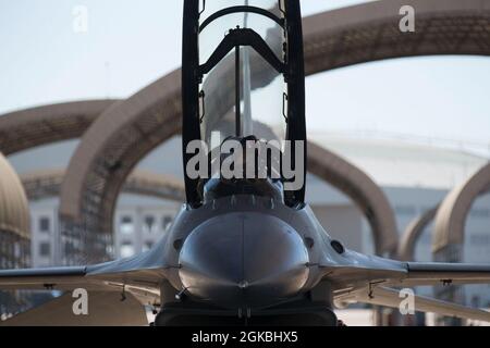 Brig. General Scott „Nova“ Cain, Kommandant, 96. Testflügel und Maj. Nathan „Doom“ McCaskey, Testpilot, 40. Flugtestschwadron, bereiten sich auf eine F-16 Fighting Falcon Testmission auf der Eglin Air Force Base, Florida, 4. März 2021 vor. Der 96. Testflügel führt Entwicklungstests und -Auswertungen durch, wodurch der Kriegsjäger in allen Schlachtfeld-Medien Waffen auf das Ziel setzen kann. Stockfoto