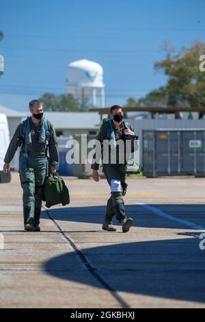 Brig. General Scott „Nova“ Cain, Kommandant, 96. Testflügel und Maj. Nathan „Doom“ McCaskey, Testpilot, 40. Flugtestschwadron, bereiten sich auf eine F-16 Fighting Falcon Testmission auf der Eglin Air Force Base, Florida, 4. März 2021 vor. Der 96. Testflügel führt Entwicklungstests und -Auswertungen durch, wodurch der Kriegsjäger in allen Schlachtfeld-Medien Waffen auf das Ziel setzen kann. Stockfoto