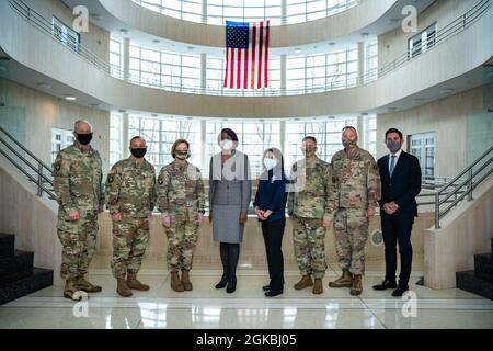 New York, NY, 4. März 2021 – Generalleutin Laura Richardson, Kommandanteurin der US-Armee Nord, besucht die FEMA Region II, um über die Fortschritte bei den Impfbemühungen für COVID-19 in der Region zu informieren. Von links nach rechts: Col. Thomas F. Pike Jr., CSM Phil Barretto, LT. General Richardson, Region II Stellvertretender Administrator Dale Mcshine, stellvertretender FCO Lai Sun Yee, Maj. General Jeffrey P. Van, Brig. General Robert E. Suter und Region II-Stabschef Joe Sciortino posieren für ein Gruppenfoto während einer Tour durch das US-Bezirksgericht - Eastern District of New York. K.C. Wilsey/FEMA Stockfoto